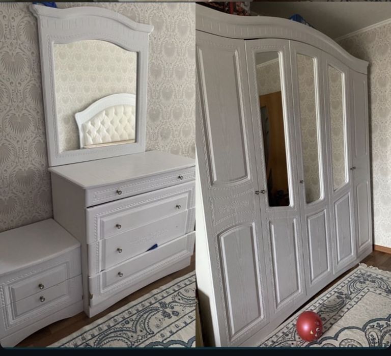 Продам большой шкаф+2 тумбы+комод с зеркалом