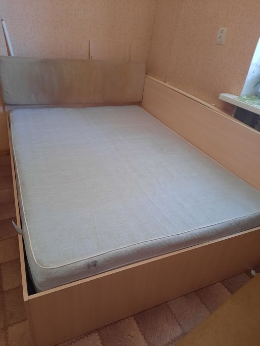 Продам компактную двуспальной кровать.