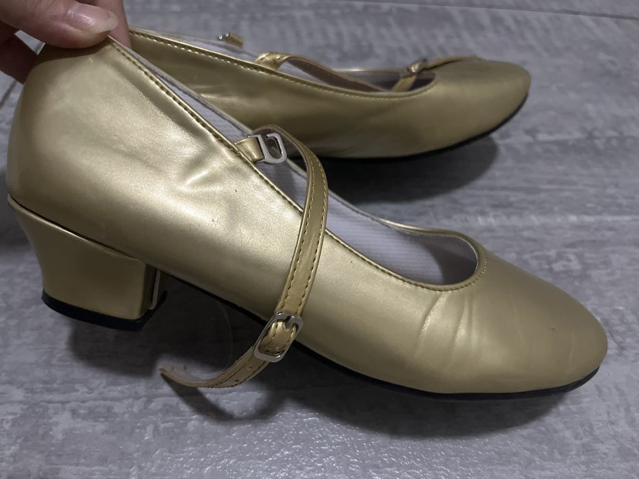 Продаю золотые туфли, Астана