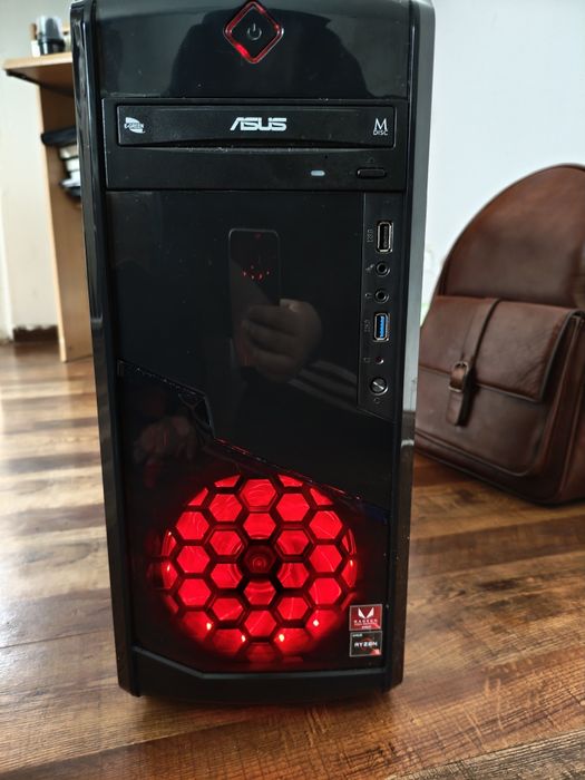 PC de gaming ASUS cu mouse și tastatură
