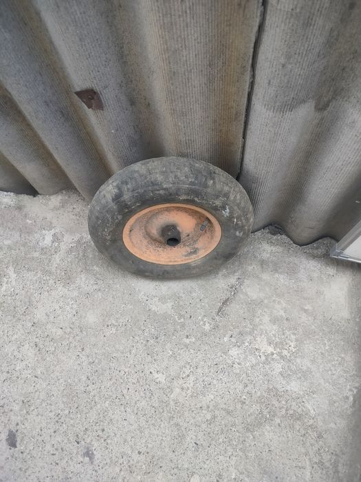 Колесо для тачки одно
