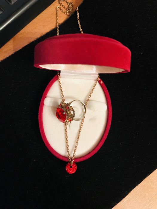 Симпатичный красный комплект