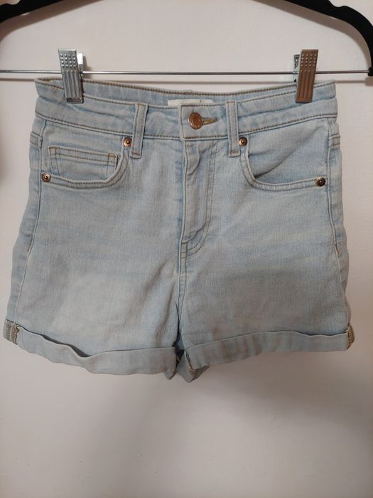 Pantaloni scurți