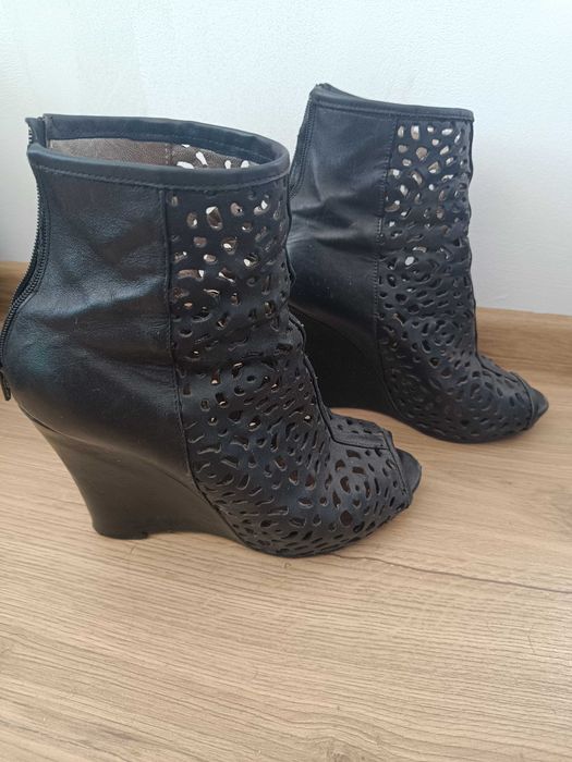 Дамски обувки на платформа