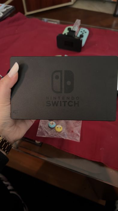 Vand consola Nintendo Switch (1) competa cu accesorii