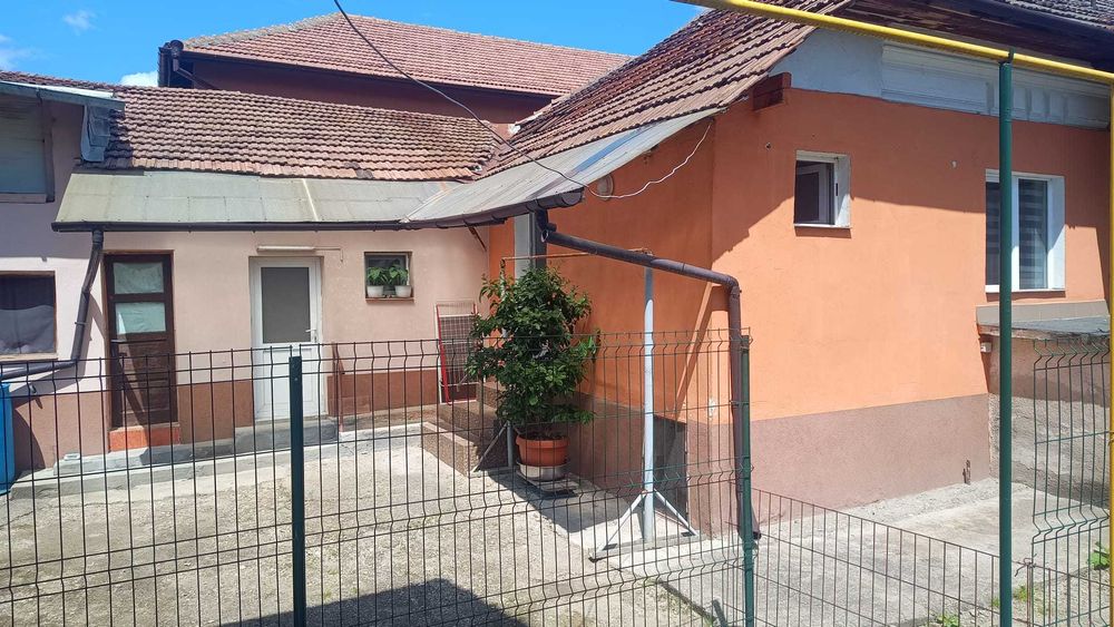 Casă 4 camere, livadă 800 mp, deschidere DN – Bujoreni (200m de pecop Boromir)