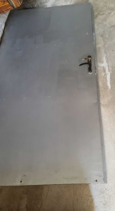 Външна желязна врата