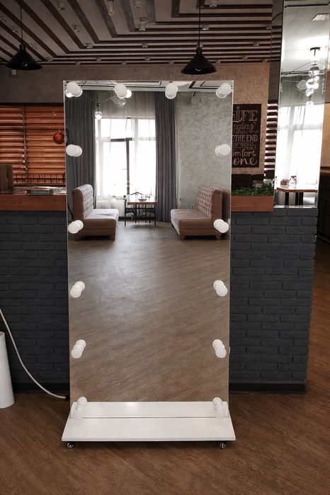 Продам зеркало, на колёсиках