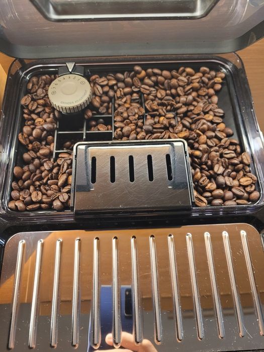 Автоматична кафемашина Delonghi Eletta Explore