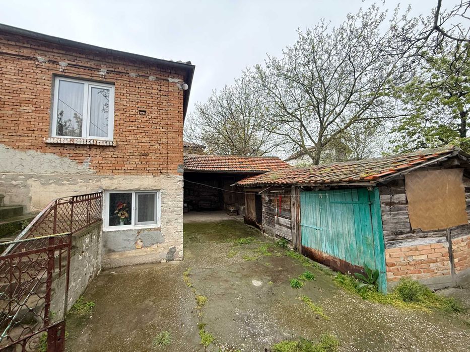 Къща с двор в с.Здравец