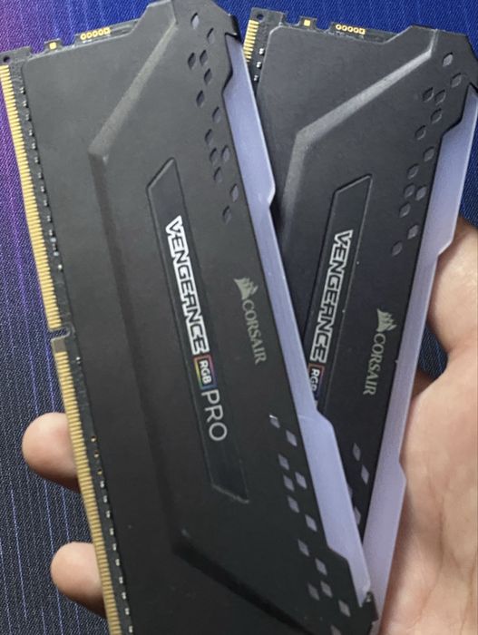 VENGEANCE® RGB PRO 16 ГБ (2 × 8 ГБ) DDR4 DRAM 3200 МГц C16 — черный
