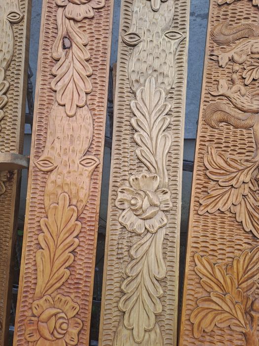 Draperii din lemn sculptate