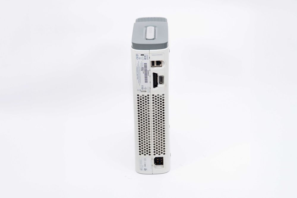 Xbox 360 fat, бял много добро състояние. Игри God of War и GTA 5