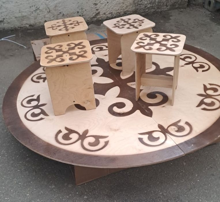 Круглые казахские столы