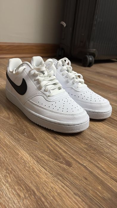 Продам кроссовки фирменные NIKE
