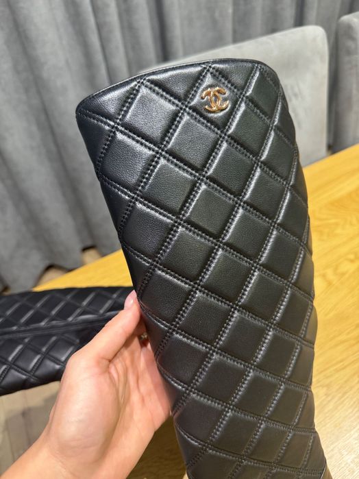 Дамски кожени ботуши Chanel и маратонки D&G