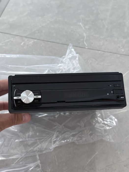 Navigație Auto 1DIN cu ecran retractabil Android și camera retur