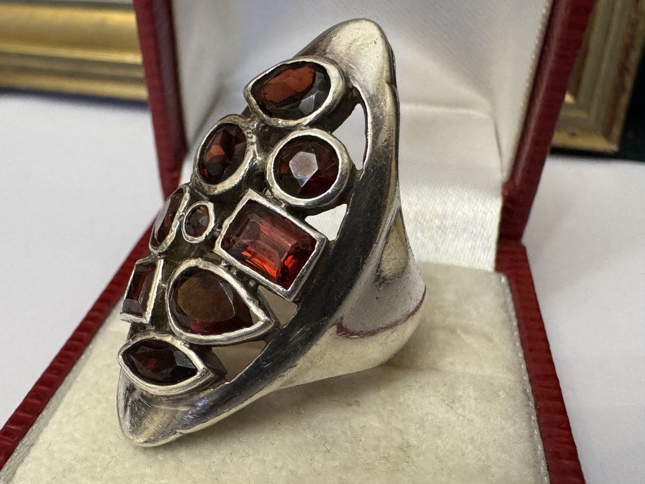 Inel vechi, argint 925, cu granate naturale.