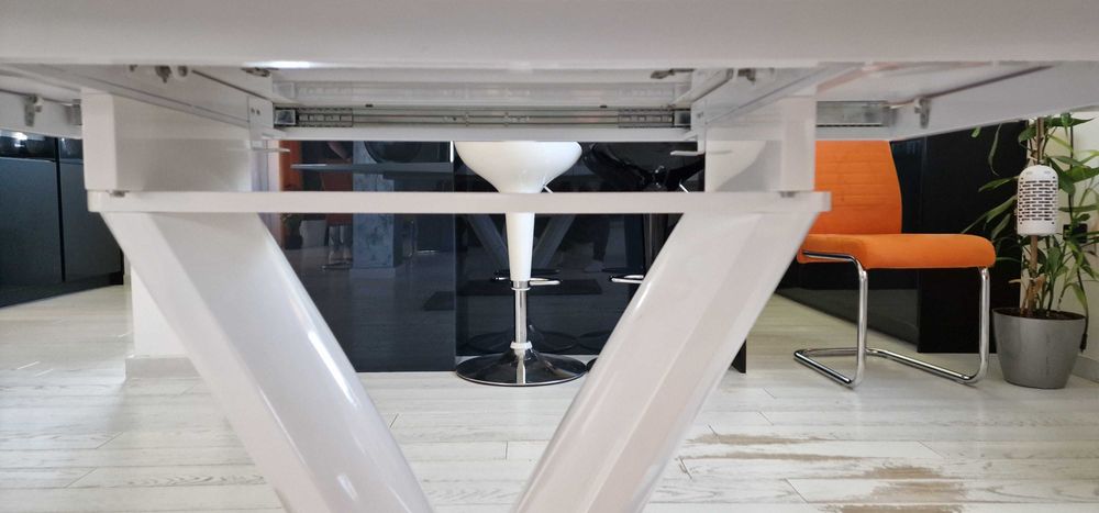 Луксозна Tрапезна Разтегателна Маса и 6 дизайнерски стола