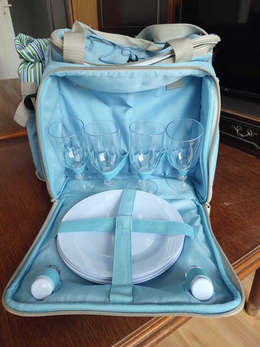Чанта за пикник с включен сервиз за хранене за четирима.