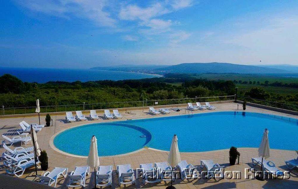 Голям тристаен апартамент с морска панорама в Бяла