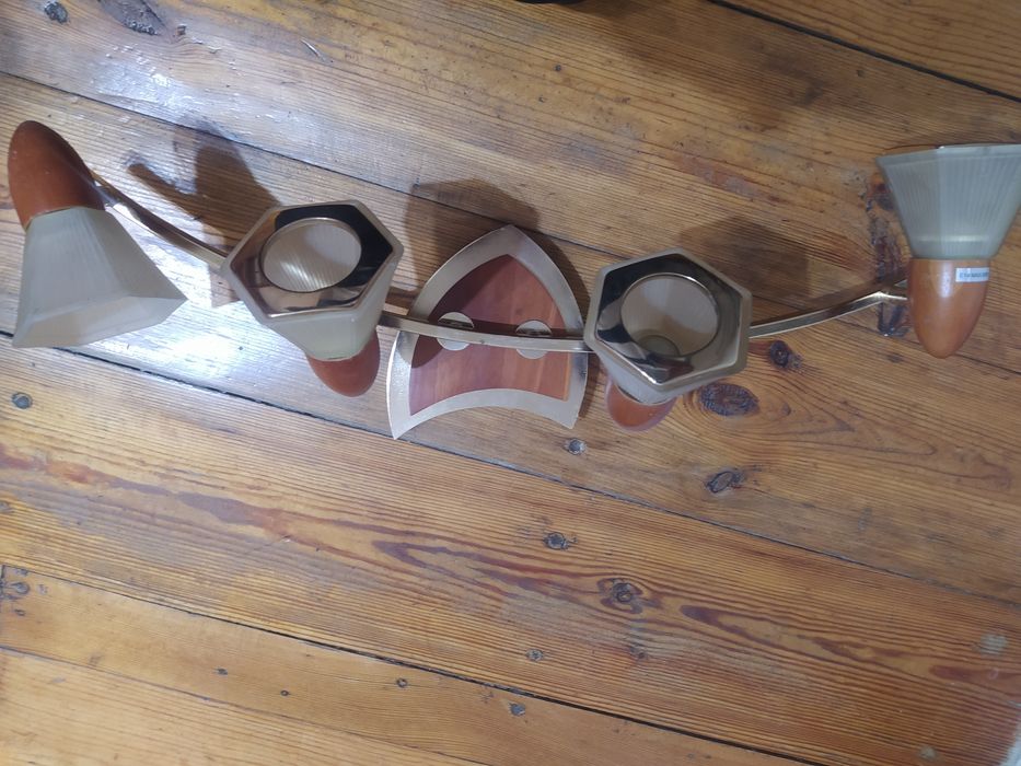 Люстра четырех плафонная.