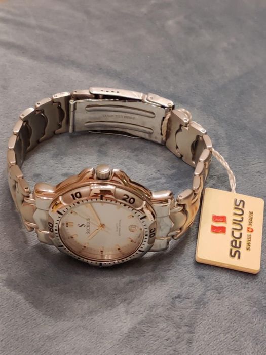 НОВ швейцарски часовник в кутия