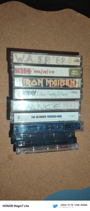 Стари касети с метъл и денс музика