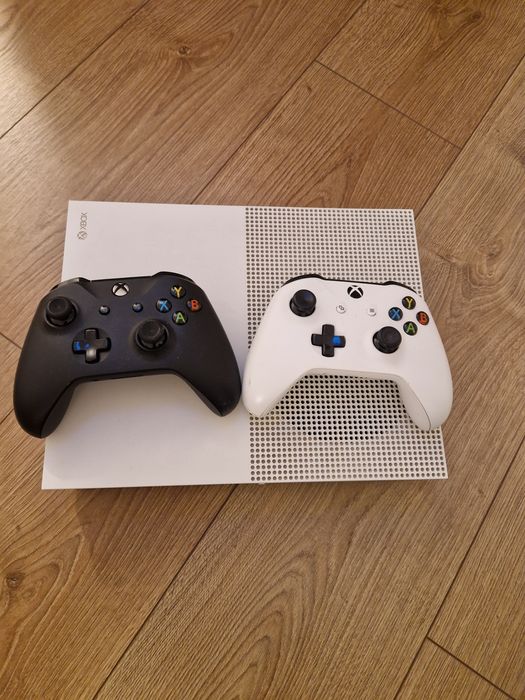 Xbox one s 1TB + 8 jocuri+ 2 controler+ volan