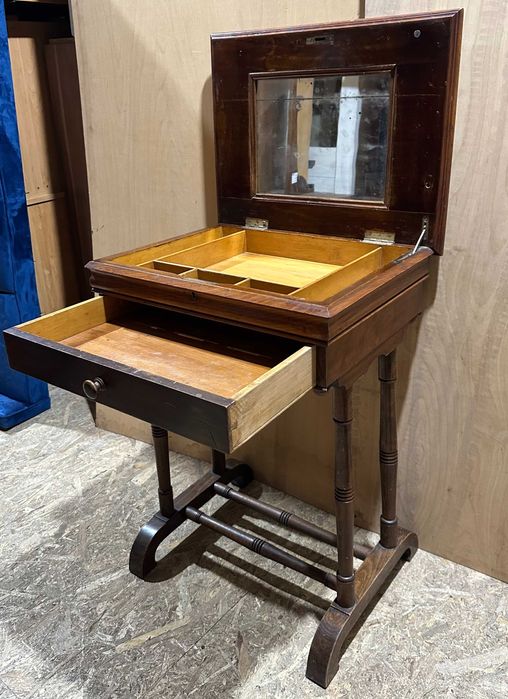 Masuta Vintage de Machiaj cu oglinda si Compartimente interioare Stil Victorian