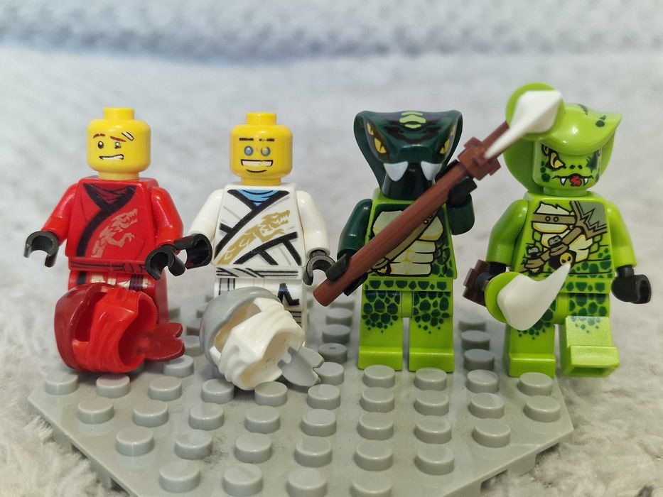 Vând LEGO Ninjago 70667 - Kai's blade cycle & Zane's snowmobile