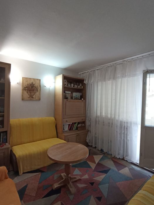Vând apartament cu 3 camere zona scoala nr 2/BCR