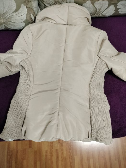 Vând Geaca Dior aproape nouă.