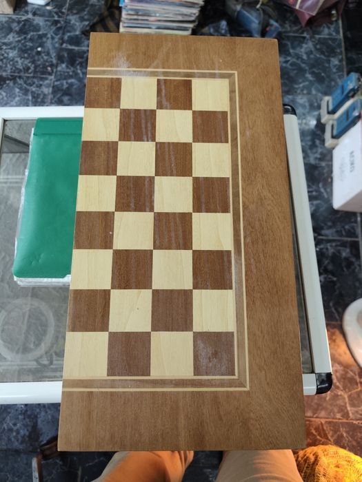 Дървена табла и шах