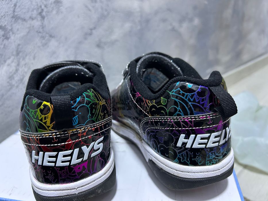 Vând adidasi cu role incorporate