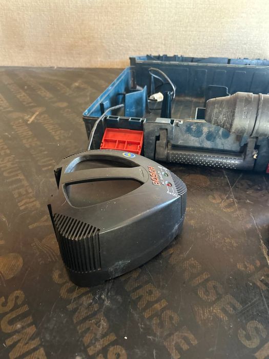 Перфоратор на БОШ BOSCH на литеви батерия перфектно състояние