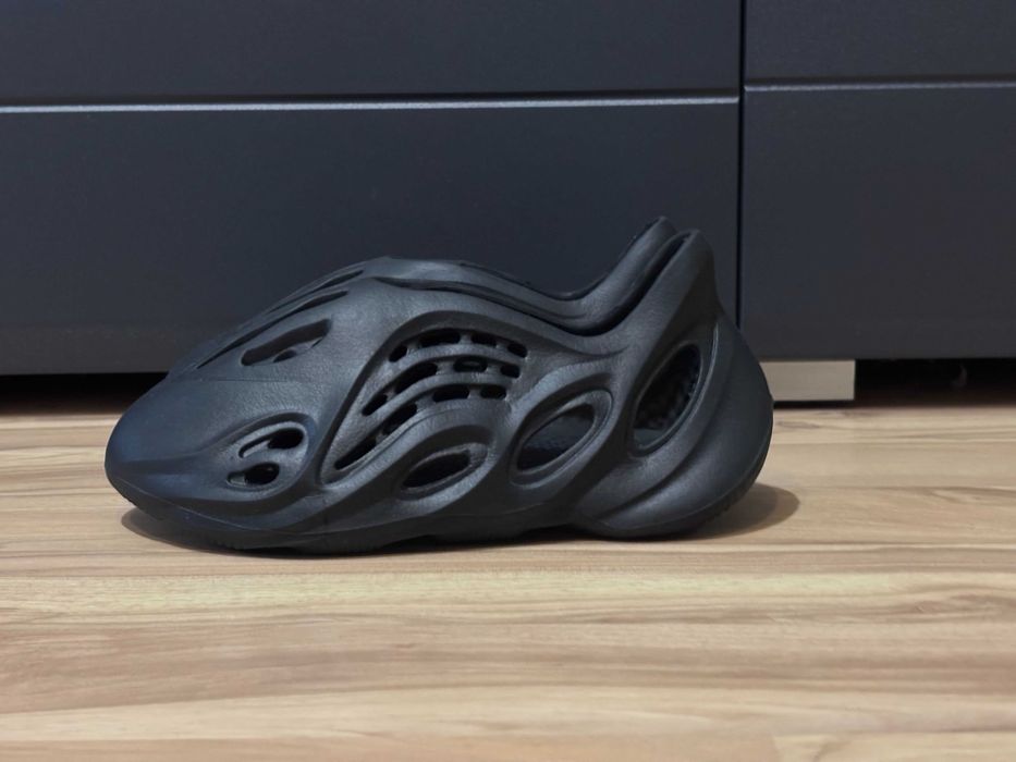 Оригинални Adidas Yeezy Foam RNNR US6