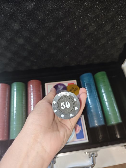 Пълен покер комплект в алуминиев куфар – 300 чипа (нов)