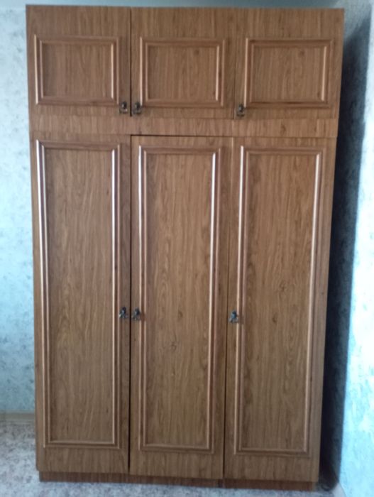 Продам плательный шкаф. Цена 26000