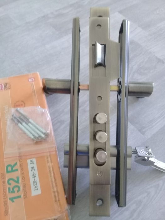 Замок для входной двери.