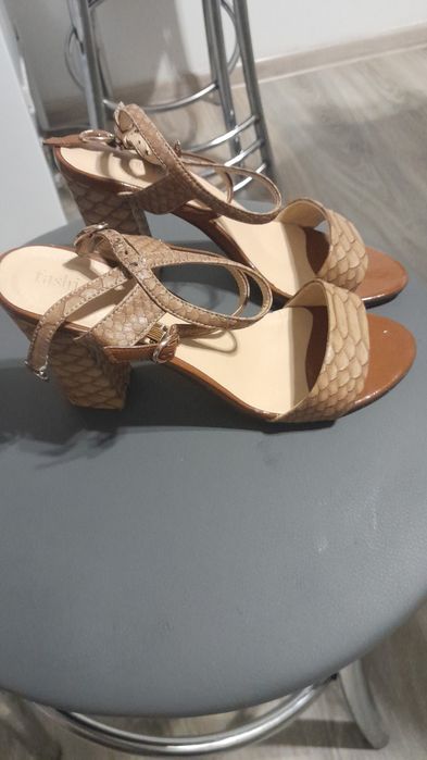 Продам туфли  размеры 37