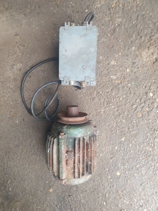 De vanzare 3 motoare trifazate