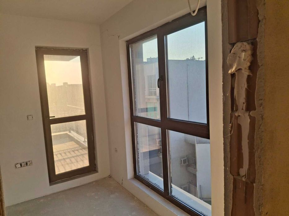 Продава се Тристаен апартамент в Варна, Автогара - 110 кв.м за 3182 €/кв.м - Снимка #2