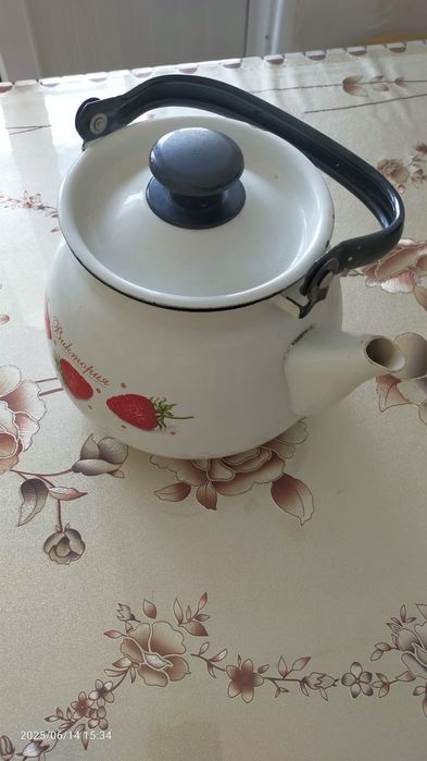 Эмалированны чайникк.