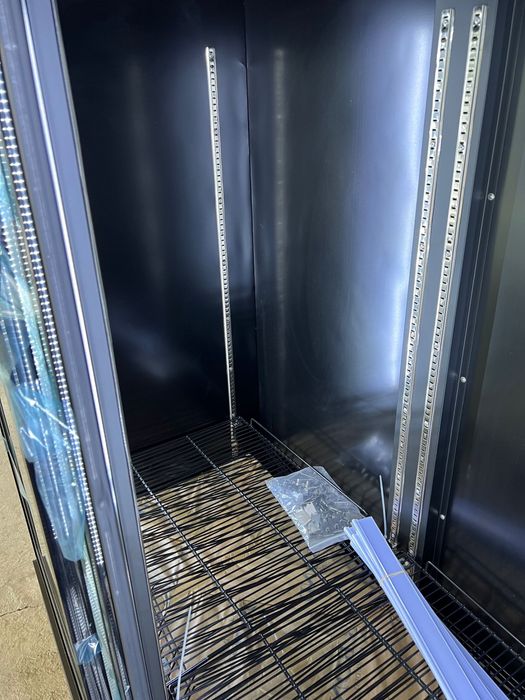 Vitrina frigorifica verticala cu 2 usi si benner de prezentare