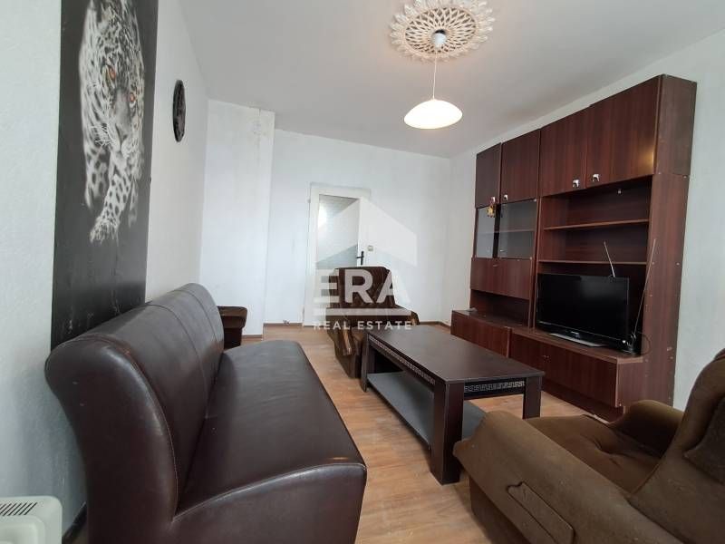 Тристаен панелен апартамент за продажба, с отделна Г-образна кухня, в
