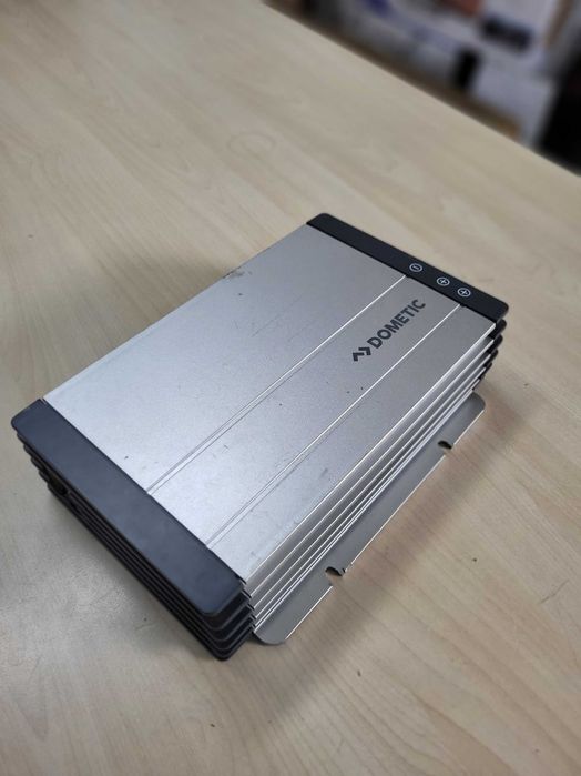 DOMETIC 35A зарядно за кемпер