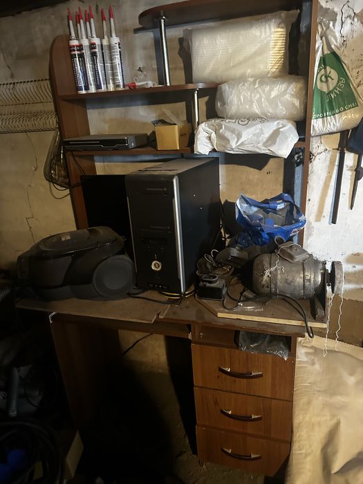 Продам табуретки,шкаф,комп стол,вешалка,стол