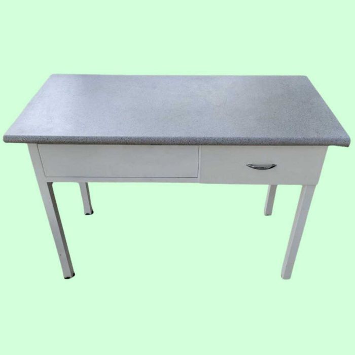 Медицинское оборудование комплектом — кушетка, столы, шкаф, ширма и др