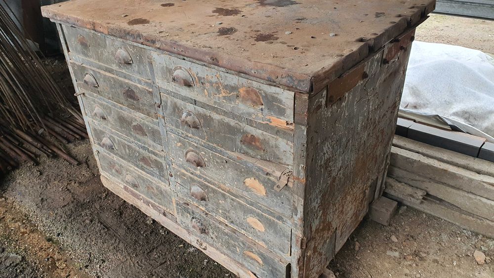 Стар шлосерски тезгях, работен плот с чекмеджета